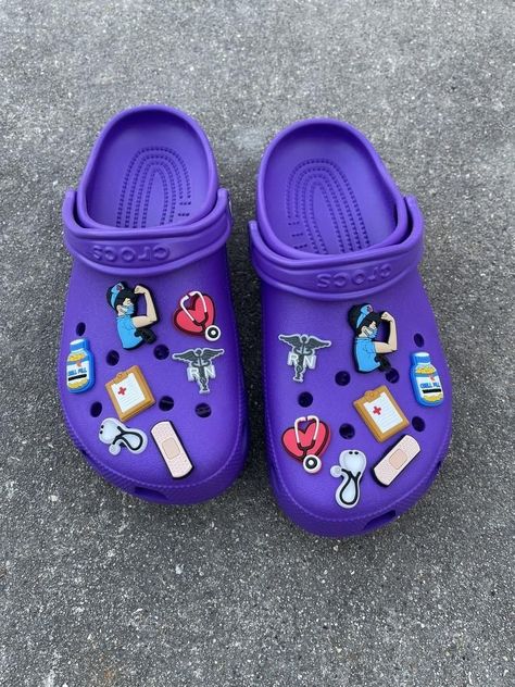 𝓸𝔂𝓲𝓷𝓹𝓸𝓼𝓽𝓮𝓭𝓽𝓱𝓪𝓽𝓽 💜✨ Cute Stethoscope, Nursing Crocs, Jibbitz Ideas, Cool Crocs, Crocs Aesthetic, Crocs With Charms, Crocs Outfit, Better Quotes, Crocs Fashion