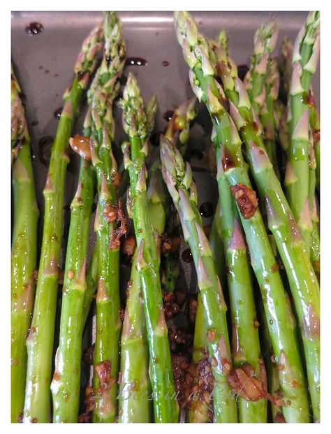 Sesame-Ginger Asparagus Light...Fresh asparagus, ginger root, toasted sesame oil, soy sauce and garlic. So yummy and flavorful! Ane Weight Watcher Friendly!! Asparagus Sauce, Sesame Ginger, Sesame Sauce, Fresh Asparagus, Asian Inspiration, Ginger Root, Ginger Recipes, Asparagus Recipe, Cooking Light