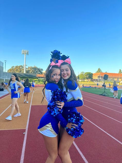 Fnl Picture Ideas, Cheer Picture Poses Group, Cute Cheer Pictures Poses, Cute Cheer Team Pictures, Cheer Pics Poses, Cheer Pictures Poses, High School Cheer Pictures, Highschool Cheer Pictures, Cheer Inspo Pics