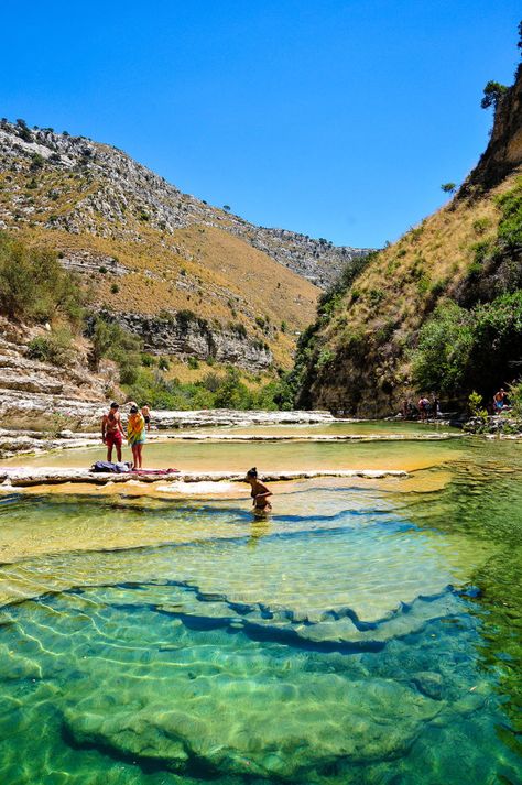 Road-trip en Sicile : randonnée Cava Grande del Cassibile Sicily Travel, Italy Summer, Sicily Italy, Dream Travel Destinations, Best Vacations, Dream Destinations, Bari, Wonderful Places, Italy Travel