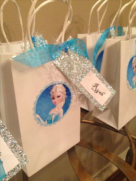 Frozen party: Elsa goody bags. Con las bolsas de papel craft, y cintas azules y de tul celeste. #DecoraciónCumpleFrosen #SorpresaCumpleFrosen Frozen Party Bags, Elsa Frozen Party, Frozen 3rd Birthday, 4de Verjaardag, Elsa Birthday Party, Frozen Bday Party, Disney Frozen Birthday Party, Disney Frozen Party, Frozen Birthday Theme