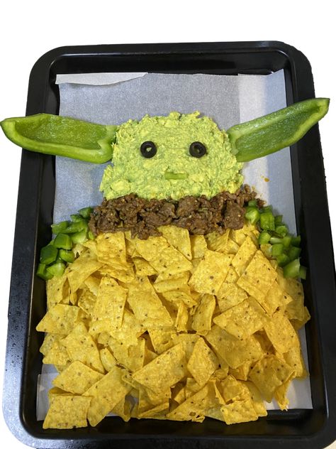 Baby Yoda Food Idea, Star Wars Appetizers Food Ideas, Mandalorian Party Food, Star Wars Fruit Tray, Starwars Charcuterie, Star Wars Appetizers, Mandalorian Food, Star Wars Food Ideas, Yoda Birthday Party