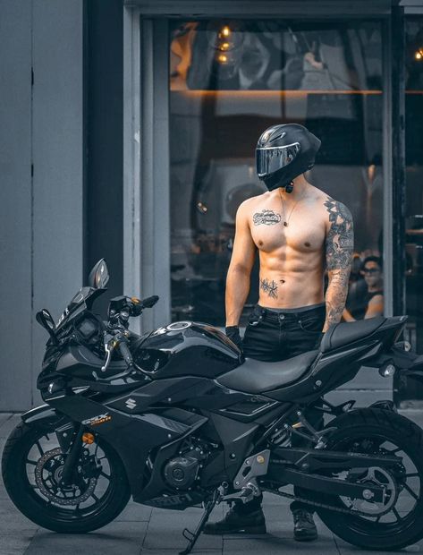 Tattooed Motorcycle Men, Tatted Guy On Motorcycle, Attractive Guy Aesthetic, Hot Motorcycle Men, Tristan Parker, Tattoo Guys, Tatted Guys, Biker Guys, Motorcycle Guy