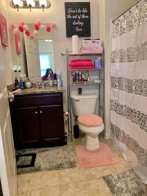 Girl Bathroom Decor, Girly Bathroom, Girl Apartment Decor, Dorm Bathroom, Apartment Decorating Living, Girly Apartment Decor, First Apartment Decorating, Restroom Decor, Apartment Living Room Design