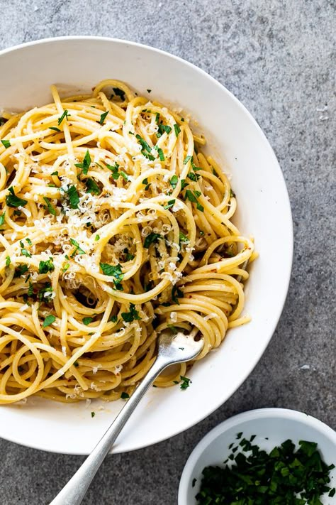 Spaghetti Aglio e Olio is the most delicious, easy dinner recipe you will ever make. Pasta with garlic, Parmesan, chilli flakes and parsley? Delizioso! #aglioeolio #spaghettirecipe Lemon Garlic Shrimp Pasta, Spaghetti Recipes Easy, Spaghetti Aglio E Olio, Spaghetti Aglio, Aglio E Olio, Easy Spaghetti, Italian Pasta Dishes, Quick Dishes, Diner Recept