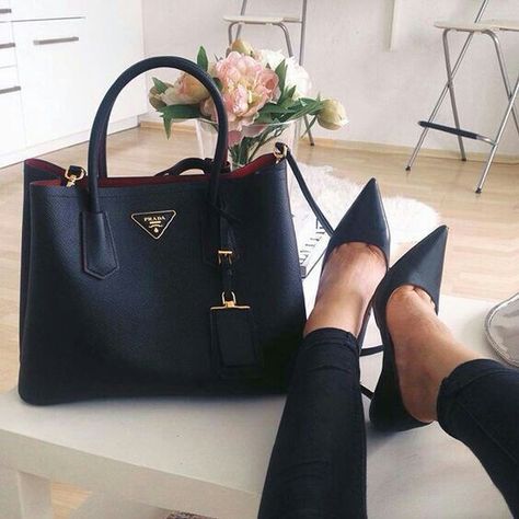 Prada Bag Saffiano, Bag Prada, Kelly Bag, Prada Saffiano, Prada Handbags, Mode Inspiration, Street Styles, Bago, Prada Bag