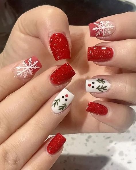 40+ Christmas Nail Art Designs for Short and Medium Nails - HubPages Festive Holiday Nails, Classy Nail Art Ideas, Red Christmas Nails, Cute Christmas Nails, Christmas Nails Easy, Christmas Nails Acrylic, Festival Nails, Xmas Nails, Christmas Nail Designs