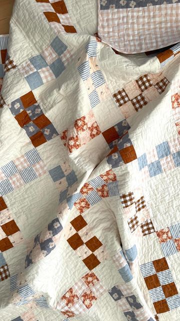 Neutral Quilt Patterns Muted Colors, Vintage Quilt Patterns Free, Cottage Core Quilt, Scraps Quilt, Granny Square Quilt, Rustic Quilts, Vintage Quilts Patterns, Neutral Quilt, Cottage Quilt