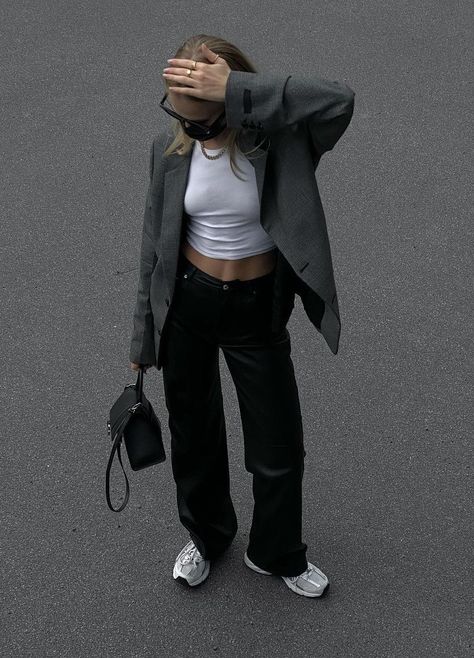 Grey Sneakers Outfit, New Balance 530 Outfit, Eurotrip Outfits, New Balance Outfit, Cool Girl Style, Model Looks, Daily Outfit Inspiration, Tennis Clothes, Todays Outfit