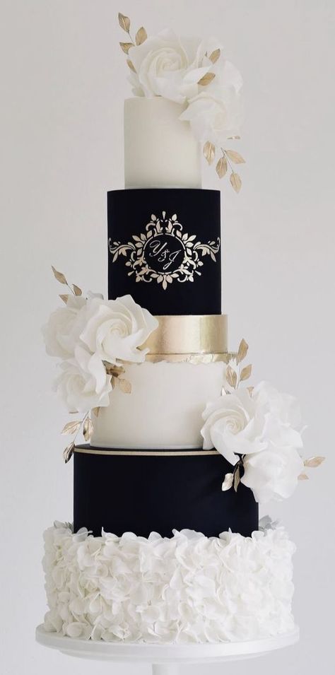 Extravagant Wedding Cakes, Black And White Wedding Cake, Elegant Engagement Party, Wedding Favours Luxury, Black And White Wedding Theme, Beautiful Cake Designs, Black Wedding Cakes, Dream Wedding Cake, White Wedding Theme