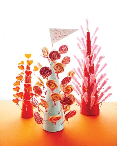 18 Valentine's Day Wedding Ideas From Real Celebrations - The Lollipop Tree Lollipop Tree, Lollipop Favors, Candy Centerpieces, Chocolate Wrapping, Candy Wedding Favors, Candyland Party, Candy Favors, Candy Table, Diy Wedding Favors