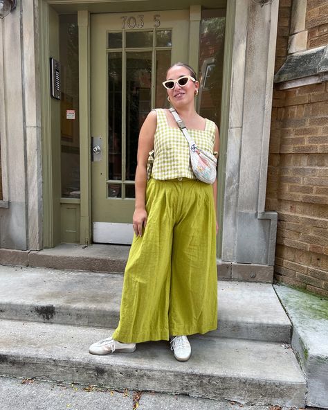 day 2 of the #wawaugustchallenge night just be my favorite freakin day of them all, you know it’s #picklegirlsummer 🥒 and I had to pull out ALL THE PICKLE COLORED CLOTHING!!! wearing my fave #tapiocatrousers & the cutest #gingertietop with a little #selfdrafted quilt crossbody bag✨✨ also big shouts out to everyone participating/supporting this little silly challenge - I’m grateful for each and every one of you who are joining in the fun and positivity (bc that’s what this is all about!!) I’... Pickle Girl Art Style, Pickle Outfit, Pickle Shirt Ideas, Pickle Accessories, Pickle Memes Funny, Quilted Crossbody Bag, Handmade Wardrobe, Tie Top, You Know It