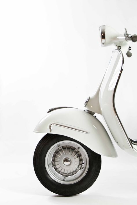 White Scooter, Scooters Vespa, Porsche Classic, Moto Vintage, Vespa Lambretta, Vespa Vintage, Scooter Girl, Vespa Scooters, Design Del Prodotto