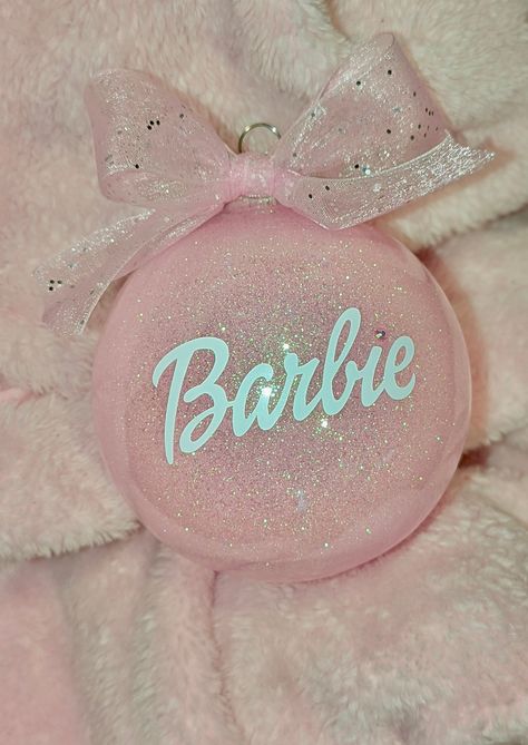 Vinyl Christmas Ornaments, Barbie Christmas Tree, Christmas Ball Ornaments Diy, Barbie Christmas Ornaments, Cricut Christmas Ideas, Idee Cricut, Pink Xmas, Ornaments Personalized, Pink Ornament