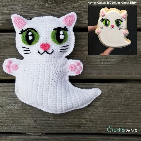 19 Free Crochet Ghost Patterns roundup via Underground Crafter | This pattern collection includes softies; bag charms, key chains, and ornaments; coasters and potholders; squares; pillows; and more! Ragdoll Pattern, Crochet Ragdoll, Cat Pillow Pattern, Ghost Kitty, Kat Haken, Rag Doll Pattern, Halloween Crochet Patterns, Cake Makers, Crochet Pillow