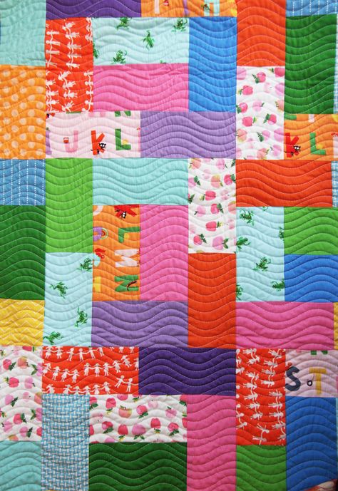 Fat Quarter Friday Quilt Pattern, 2 easy quilts you can make in a weekend Quilts Using Fat Quarters, Quilts Easy, Quick Quilts, Fat Quarter Quilt Pattern, Cluck Cluck Sew, Colorful Quilt, Fat Quarter Quilt, Machine Quilting Designs, Beginner Quilt Patterns