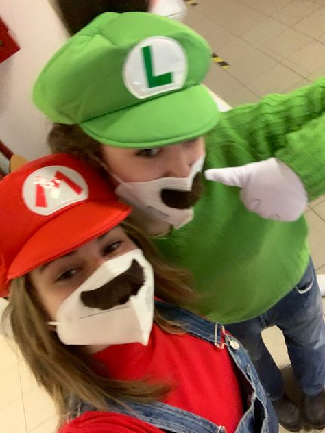 Duo Cosplay Ideas Best Friends, Hallowen Custome Couple, Girls Group Halloween Costumes, Halloween Duos Best Friends, Mario Costume Women, Halloween Costumes For Families, Group Halloween Costumes For Work, Mario Girl, Mario And Luigi Costumes