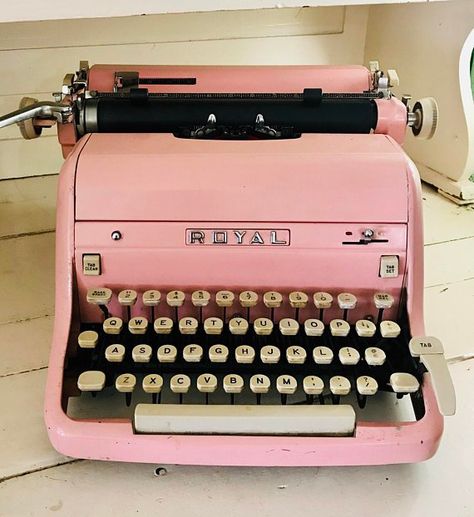 Royal Typewriter Vintage, Pink Typewriter, Smile Makers, Royal Typewriter, Retro Things, Writing Utensils, Vintage Typewriters, Tickled Pink, Everything Pink