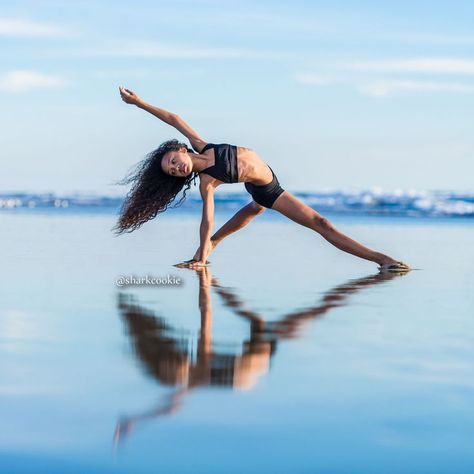 Beach Dance Photography, Jazz Dance Poses, Dancing Photography, Yoga On The Beach, Dance Aesthetic, Dance Picture Poses, Dance Photo Shoot, Dancer Photography, Poses Beach