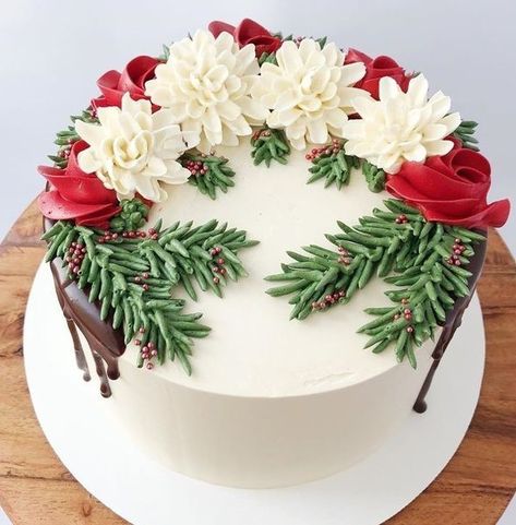 Christmas Cake Elegant, Christmas Cake Buttercream Decoration, Christmas Cake Designs Buttercream, Cake Toppings Decoration, Christmas Buttercream Cake, Poinsettia Cake Ideas, Christmas Theme Cake Buttercream, Round Christmas Cake Designs, Tårta Design