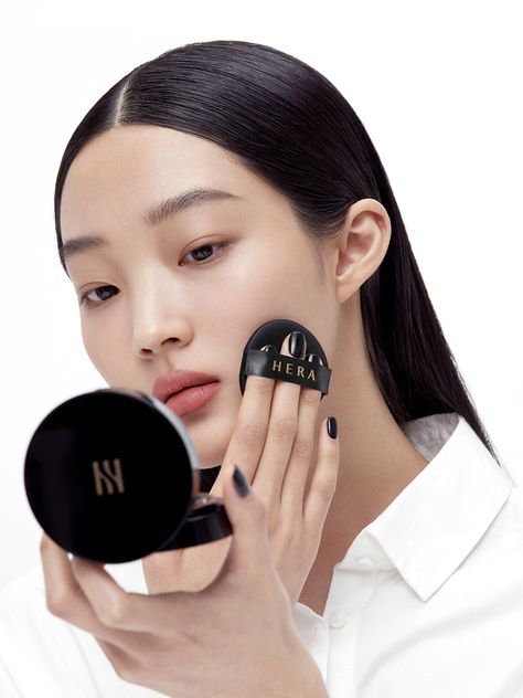 Cushion Makeup, Beauty Shooting, Dark Eye Circles, Black Cushion, Mask Makeup, Cushion Foundation, Beauty Photoshoot, Compact Powder, Luxury Contemporary