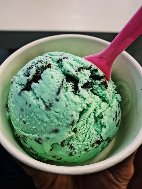 Mint Choco Ice Cream Aesthetic, Mintchoco Ice Cream, Best Ice Cream Flavors, Mint Choco, Mint Chocolate Ice Cream, Mint Chip Ice Cream, I Want Food, Mint Chocolate Chip Ice Cream, Mint Ice Cream