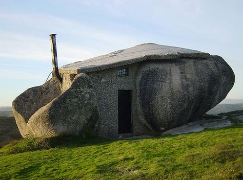 This incredible house is in Fafe (Portugal) and is built on two gigantic rocks.  Found on Arkhe Tupos. (all photographs are from Feliciano Guimarães) Boulder House, Architecture Cool, Crazy Houses, Sou Fujimoto, Unusual Buildings, Unusual Homes, Living Modern, House On The Rock, Amazing Buildings