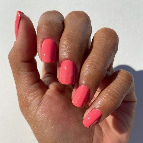 Best 29+ coral pink nails you must try this year Pinky Coral Nails, Coral Red Nails Summer, Short Coral Nails, Pink Coral Nails, Coral Red Nails, Pink Pastel Nails, Summer Nail Colours, Uñas Color Coral, Bright Coral Nails