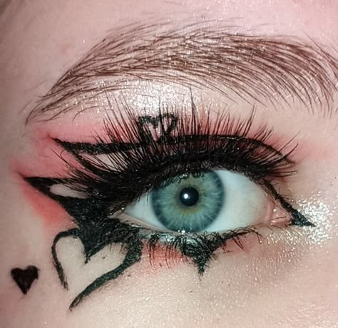 Cool Alt Eyeliner, Heart Eyeliner Looks, Alt Eyeliner Ideas, Eye Makeup Designs Art, Eyeliner Ideas Alt, Emo Eyeliner Looks, Heart Eyeliner Makeup, Alt Makeup Looks Eyeliner, Eye Makeup Heart