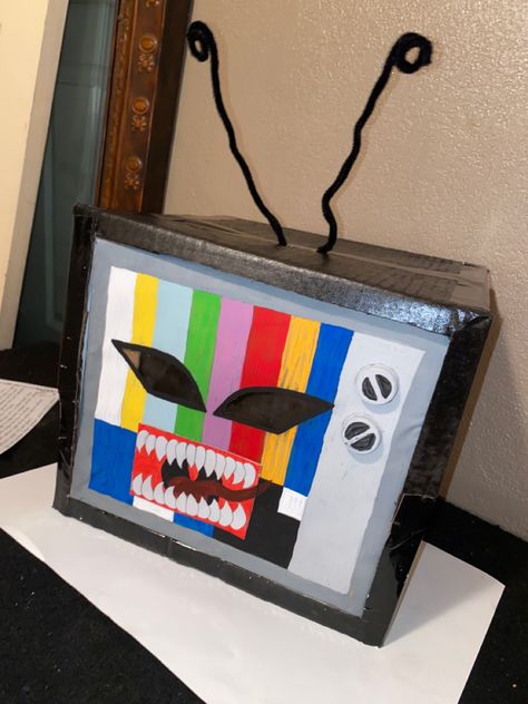 Diy Tv Head Costume, Tv Mask Head, Tv Made Out Of Cardboard, Cardboard Box Head Cosplay, Diy Tv Head, Tv Head Costume Diy, Tv Head Cosplay Diy Cardboard, How To Make Tv Head Cosplay, Cardboard Chainsaw