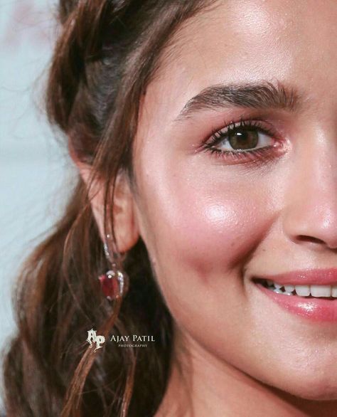 Alia Bhatt Dewy Makeup, Lenses For Indian Skin, Hairstyles Editing, Alia Bhatt Makeup, Indian Skin Makeup, Alia Bhatt Hairstyles, Makeup Logo Design, Soft Eye Makeup, Light Makeup Looks