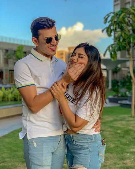 Anam Darbar, Brother Sister Poses, Brother Sister Photography, Sibling Photography Poses, Sisters Photoshoot Poses, Sister Photography, Sister Poses, Sibling Poses, Bro Sis