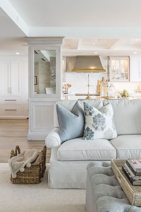 How 2 Create the Hampton Look in 6 Easy Steps Coastal Family Rooms, Hamptons Interior, Coastal Traditional, Coastal Farmhouse Decor, Beach House Living Room, Coastal Living Rooms, Beach House Interior, Coastal Retreat, Coastal Living Room