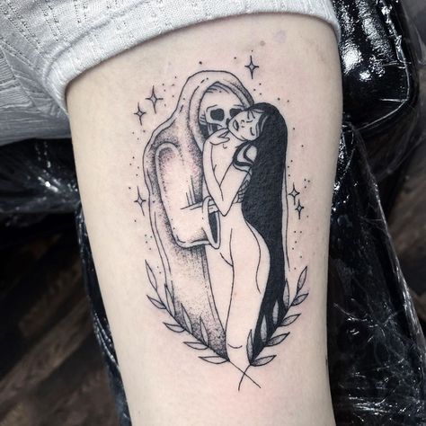 Raquel Sloane on Instagram: “The kiss inspired piece for the lovely Sophia ❤️” Gotik Tattoo, Kunst Tattoos, Tattoo Henna, Witch Tattoo, 4 Tattoo, Inspiration Tattoos, Halloween Tattoo, Badass Tattoos, Halloween Tattoos