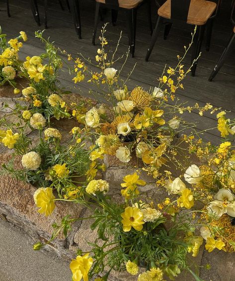 Christina M (@thy.lanstudio) • Foto e video di Instagram Yellow Accent Wedding, Yellow Centerpieces, Mustard Wedding, Wildflower Wedding Bouquet, Yellow Wedding Flowers, Yellow Wildflowers, Green Wedding Colors, Wildflower Wedding, Yellow Wedding