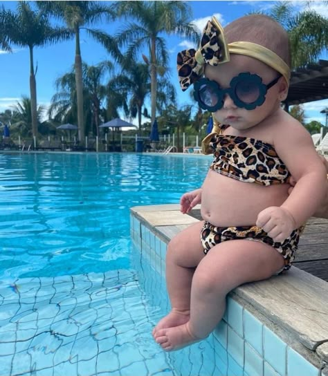 Baby In Pool, Diy Newborn Photography, Classy Halloween Costumes, Swimsuits Photoshoot, Baby Tumblr, Baby Pool, Baby Swimsuit, Baby Beach