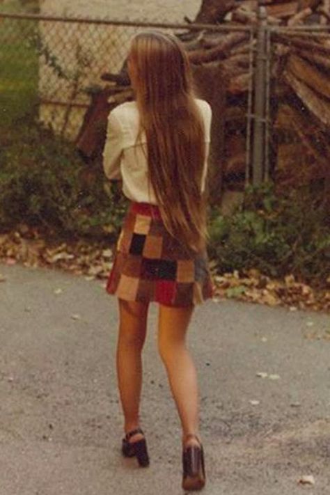 40 Incredible Street Style Shots From the 1970s ~ Vintage Everyday 1970s Outfits, 70s Mode, Shiny Happy People, Mode Editorials, Fashion 1970s, Fashion 70s, 70s Inspired Fashion, Patchwork Skirt, Estilo Chic