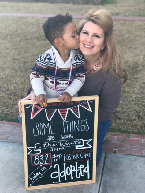 Toddler’s Jubilant Fist Pump as He’s Adopted After 832 Days in Foster Care: ‘Mama, I Am happy’ Adoption Signs For Pictures, Adoption Day Photo Shoot, Adoption Court Day Ideas, Adoption Finalization Party, Home Study Adoption, Adoption Cake, Adoption Pictures, Foster Care Announcement, Adoption Shirts