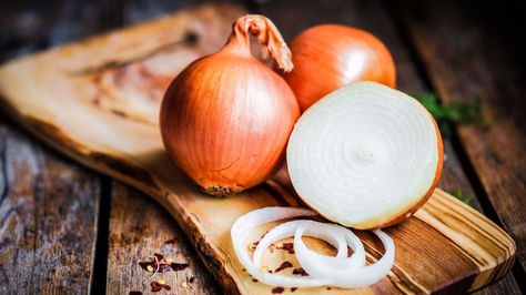 How to make French onion soup from Bobby Rubino's restaurant Cut Onions Without Crying, Onion In Your Sock, Onion Benefits Health, Grilling Guide, How To Cut Onions, Bawang Bombay, High Fiber Foods, Fiber Foods, High Fiber