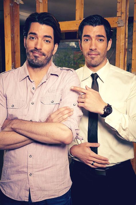 Jonathan & Drew Scott. Drew And Jonathan Scott, Famous Brothers, Jonathan Silver Scott, Twin Models, Property Brother, Celebrity Siblings, Scott Brothers, Great Scott, Drew Scott