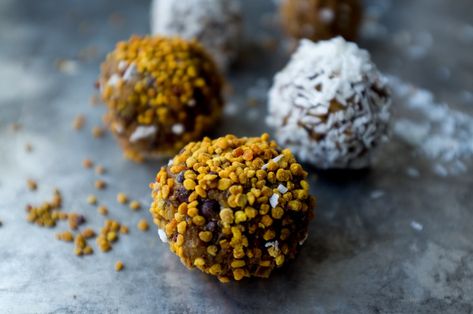 Bee Pollen Energy Balls with Dates and Chia Seeds — love thy carrot Pollen Recipes, Energy Balls With Dates, Cashew Balls, Healthy Portable Snacks, Healthy Munchies, Protein Shake Smoothie, Snack Bites, Protein Bites, British Baking