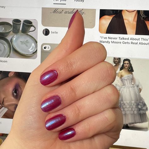 Red Metalic Nails Ideas, Red And Purple Nails Designs, Purple Pearl Nails, Red Pearl Nails, Dark Purple Chrome Nails, Red And Purple Nails, Chrome Purple Nails, Chrome Pearl Nails, Purple Chrome Nails