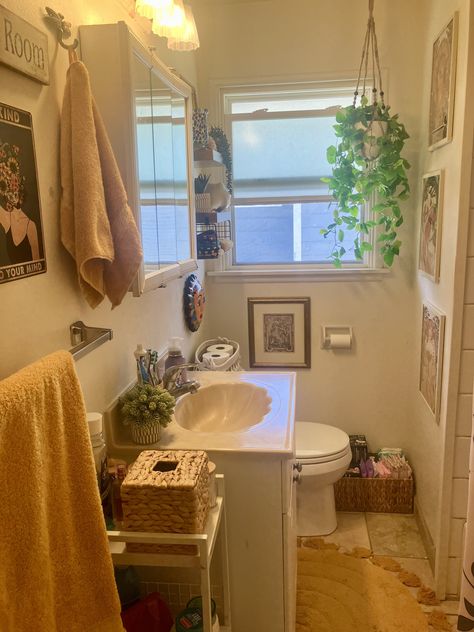 Ugly Bathroom Makeover Rental, Apartment Aesthetic Bathroom, Cozy Apartment Bathroom, Small Cozy Bathroom, Cute Small Bathroom Ideas, Solo Apartment, Vintage Bedroom Styles, Apartment Decorating Hacks, Boston Apartment