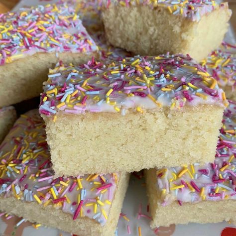 Tray Bake Cakes, Bakewell Traybake, School Dinner Recipes, Traybake Cake, Cake Recipes Uk, School Dinner, Cake Recipes At Home, Resipi Kek, Tray Bake Recipes