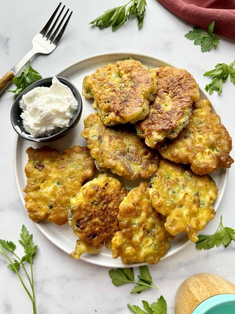 Sweetcorn fritters served on white plate next to yogurt dip and fresh parsley. Sweetcorn Fritters, Banana Popsicles, Picky Toddler, Homemade Ketchup, Chocolate Banana Muffins, Yogurt Dip, Cheese Muffins, Healthy Bites, White Plate