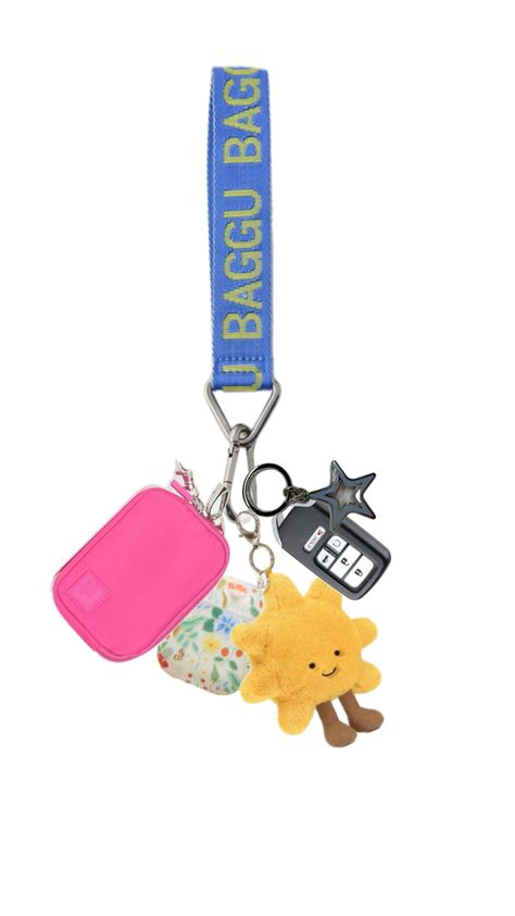 Car Keychain Ideas, Cool Keychains, Girly Car Accessories, Baggu Bags, Keychain Ideas, Backpack Essentials, Car Deco, Girly Car, Car Essentials