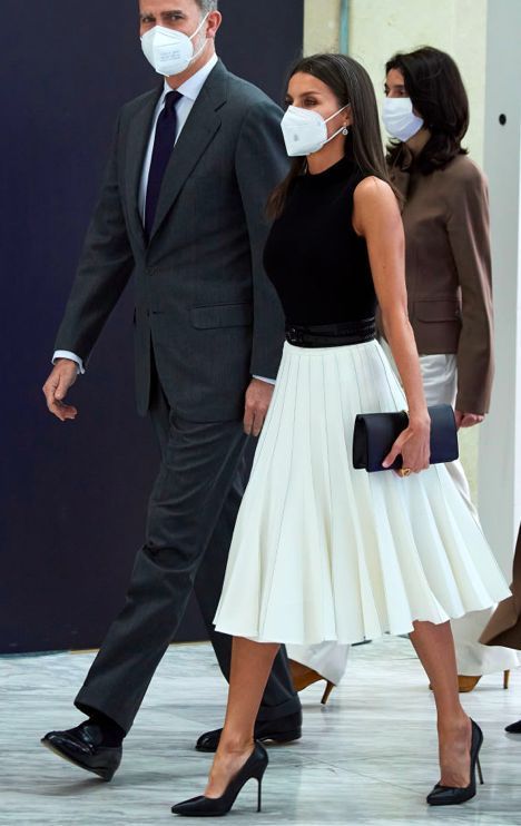 Charity Event Outfit, Queen Leticia, Business Dress Code, Kate Middleton Style Outfits, Royal Family Fashion, Chic Outfits Classy, Kate And Meghan, White Pleated Skirt, Dark Dress