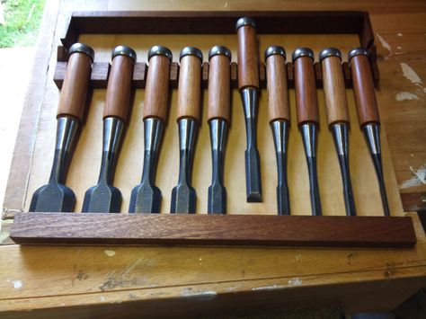 Chisel Rack Chisel Storage, Chisel Rack, Wood Tool Chest, Japanese Wood Carving, Japanese Woodworking Projects, Japanese Chisels, Tool Storage Cabinets, Carpentry Workshop, Japanese Joinery