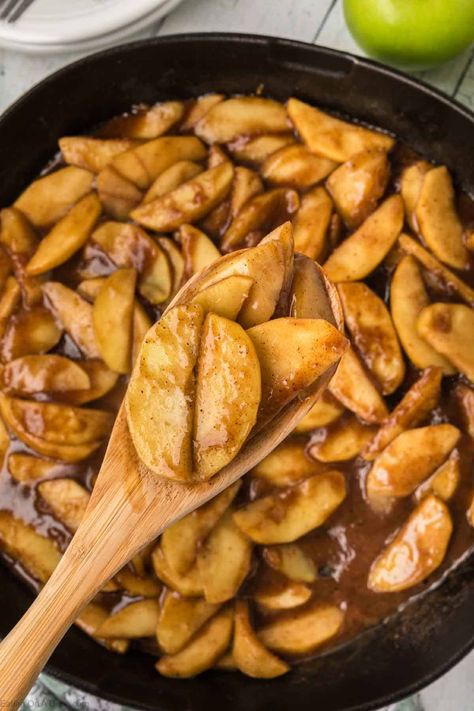 Easy Fried Apples Recipe - Eating on a Dime Baked Apples Cast Iron Skillet, Skillet Fried Apples Recipe, Fried Apples Stovetop, Easy Fried Apples, Fried Apples Recipe Easy, Southern Fried Apples Recipe, Fried Apples Recipe, Cooking Apples, Eating On A Dime