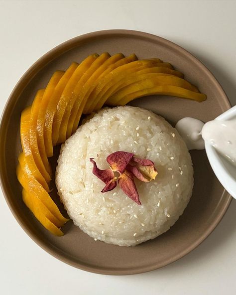 Recipes For Dinner Party, Mango Sticky Rice Recipe, Mango Slices, Healthy Thanksgiving Recipes, Mango Sticky Rice, Thai Dessert, Think Food, Sticky Rice, Green Juice